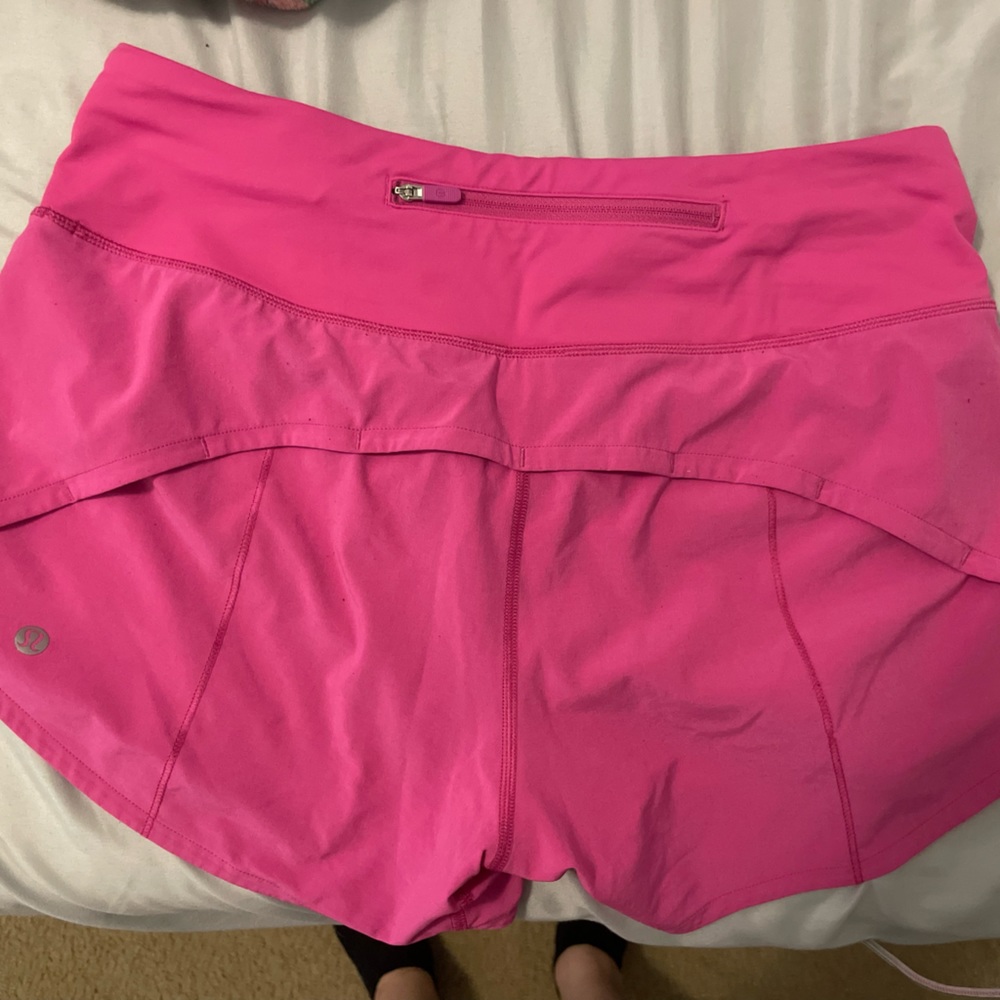 SONIC PINK LULULEMON SPEED UPS SIZE 6 MID RISE FOUR INCH